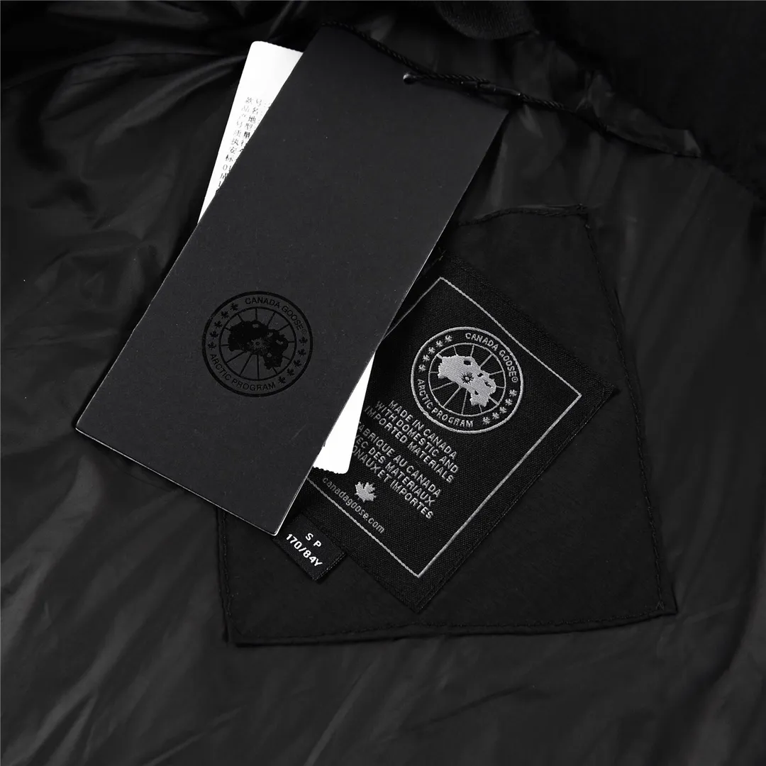 P780 CANADA GOOSE/Canada Goose Junction/3M Reflective Black Label Parker/2602LB Ouyang Nana's same Junction Parker is made of CORDURA@'s super-soft EnduraLuxe fabric, which enhances the durability of easy-to-wear parts, making it lightweight and durable. 360-degree reflective strips on the collar improve visibility in low-light environments. Features a removable hood for easy transition into warmer weather. Removable premium insulated hood can be adjusted both ways Color: Black White Sizes: XS-XXL